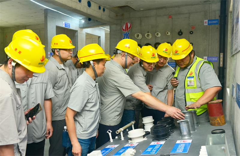 为进一步推进优质客户高效履约，提升交付品质、达成客户满意，2025年6月25日，巅峰国际建设集团在上海组织召开2025年越秀地产、华润置业客户履约推进会。